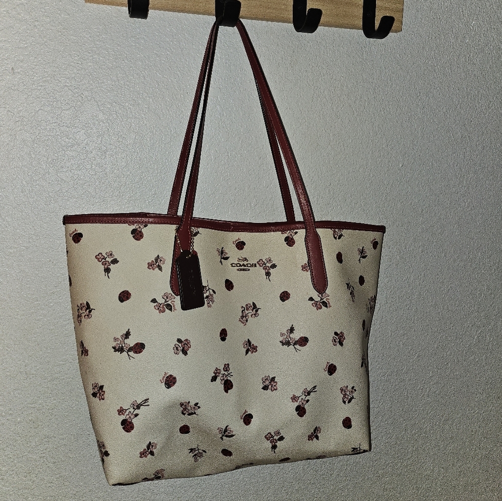 Like new authentic Coach tote hag